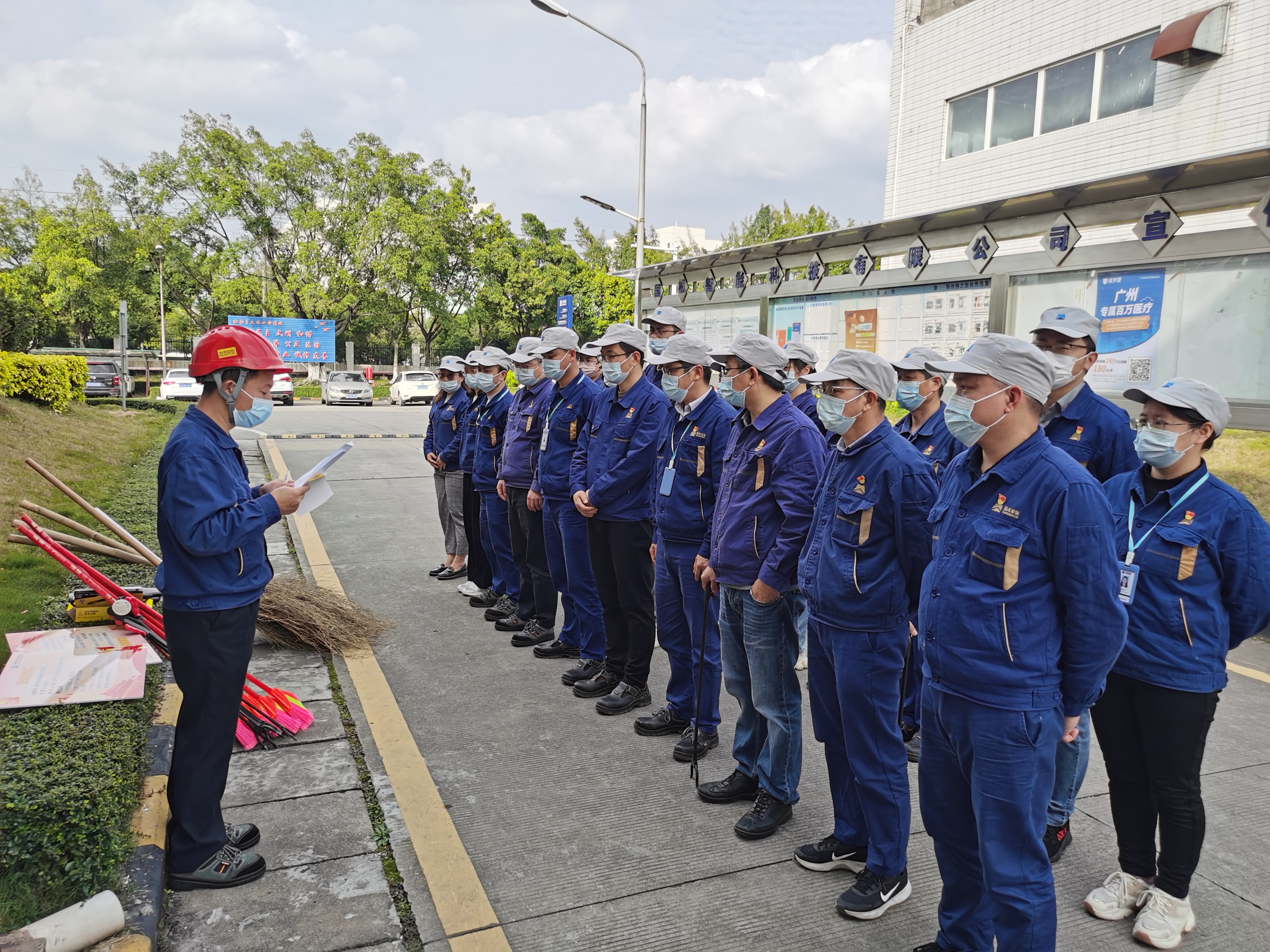 田園路聯(lián)合黨支部 開展美化清潔廠區(qū)衛(wèi)生清掃活動(dòng)及黨員責(zé)任區(qū)授牌儀式